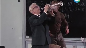 А человек играет на трубе (1970)